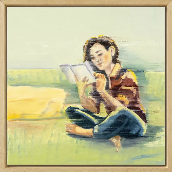 Eine Person sitzt im Schneidersitz auf dem Boden und liest bei sanftem Licht, dargestellt in gedeckten Farben auf Anja Strucks gerahmtem Kunstwerk „Glücksmoment 21“ (2024).