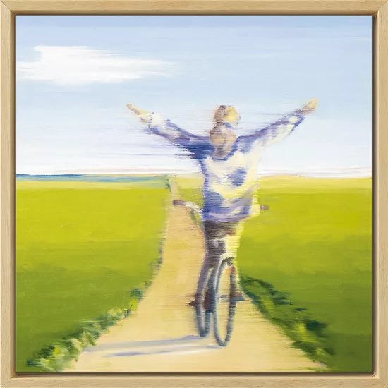 Gerahmtes Kunstwerk „Glücksmoment 8“ (2024) von Anja Struck: Impressionistisches Gemälde einer Person, die mit ausgestreckten Armen durch grüne Felder radelt.