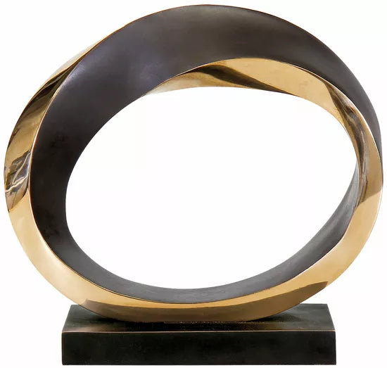 Pierre-Paul Maillé: Skulptur „Eternity“ (2024), Bronze – eine abstrakte ovale Bronzeskulptur mit einem hohlen Zentrum, präsentiert auf einem rechteckigen schwarzen Sockel.