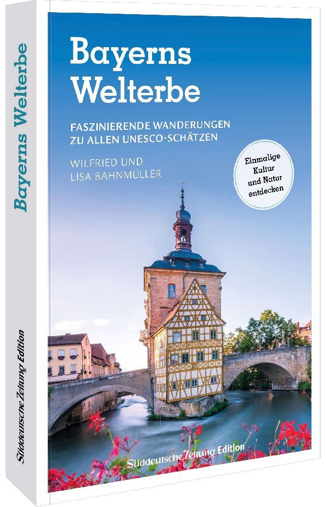 Das Buchcover von Bayerns Welterbe zeigt das historische Rathaus von Bamberg über einem Fluss unter blauem Himmel.