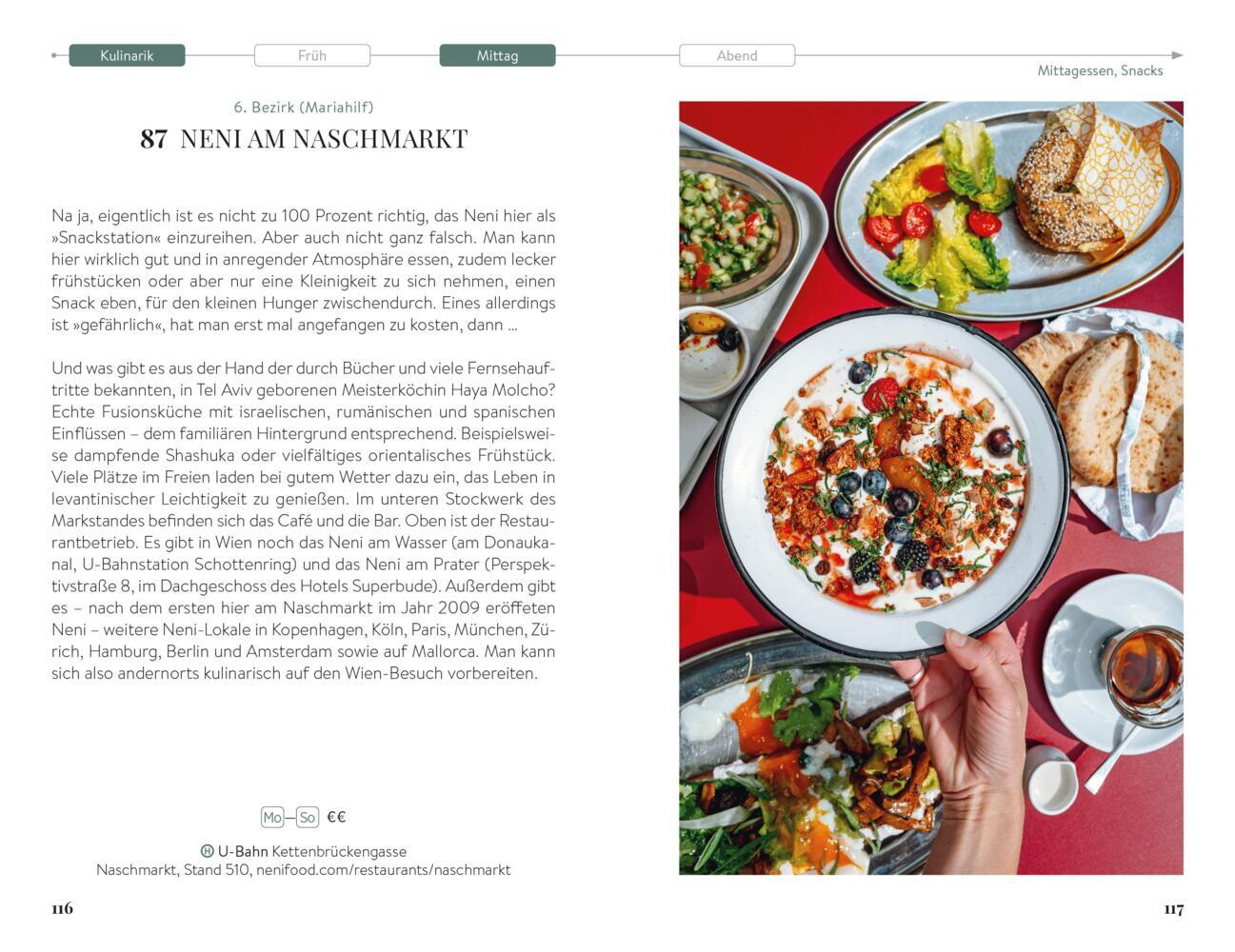 Holztisch mit verschiedenen orientalischen Gerichten, Brot, Dips, Salat und Getränken für eine Mahlzeit.