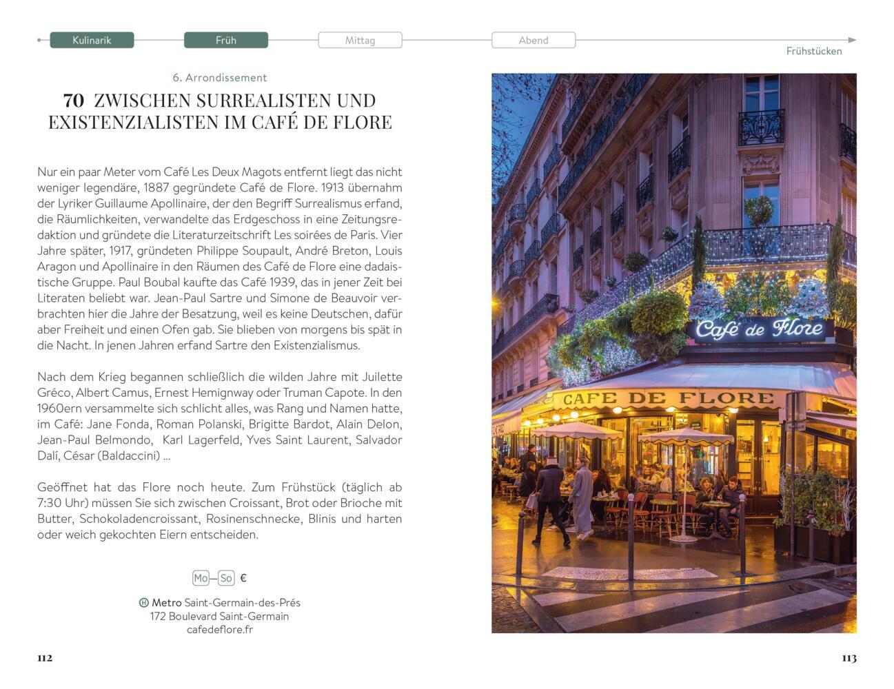 Außenansicht des Café de Flore in der Abenddämmerung mit warmen Lichtern, an Tischen sitzenden Menschen und üppigen Grünpflanzen über dem Schild.
