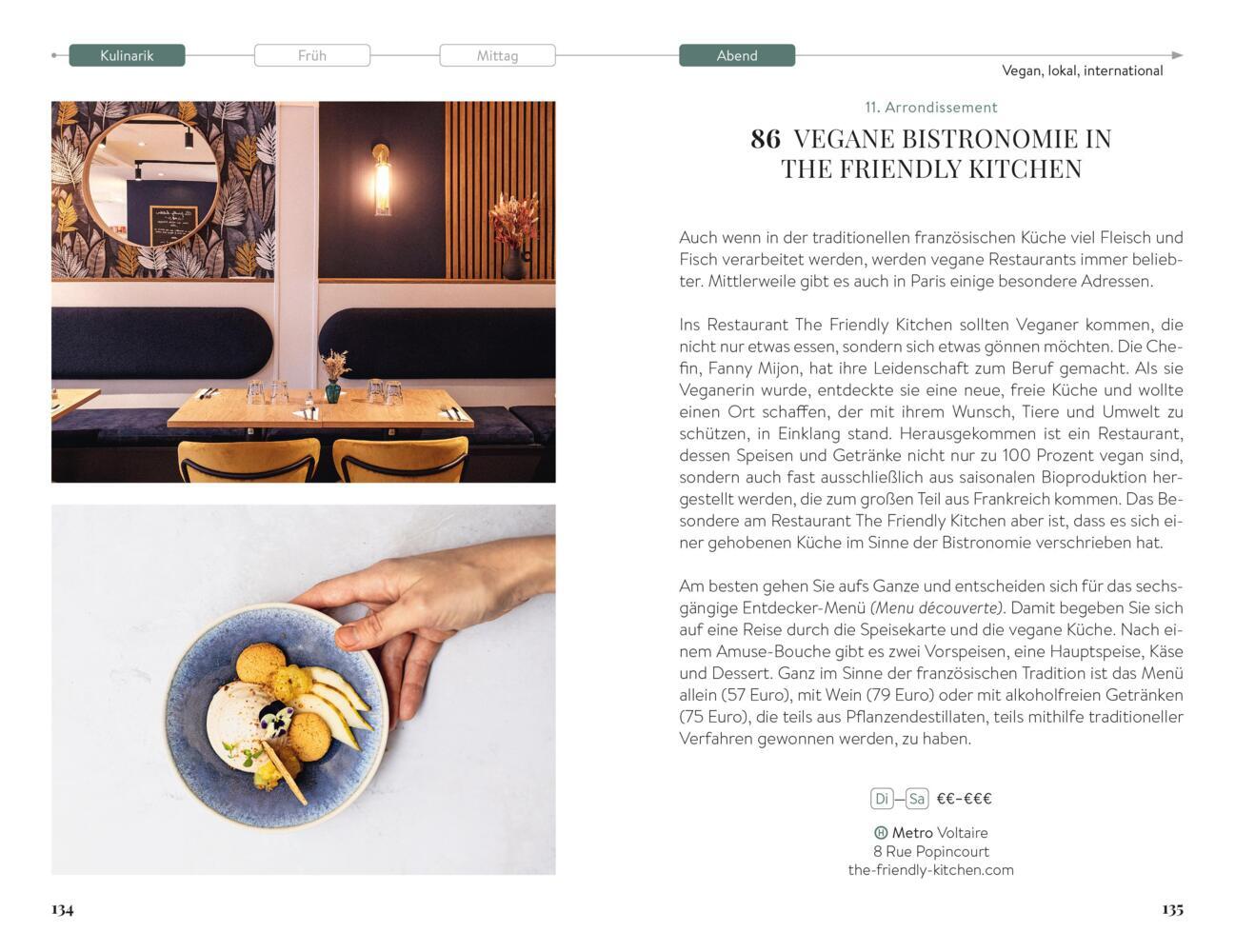 Modernes Restaurantinterieur mit rundem Holztisch, blauen Stühlen und sanfter Beleuchtung über einer gepolsterten Bank.