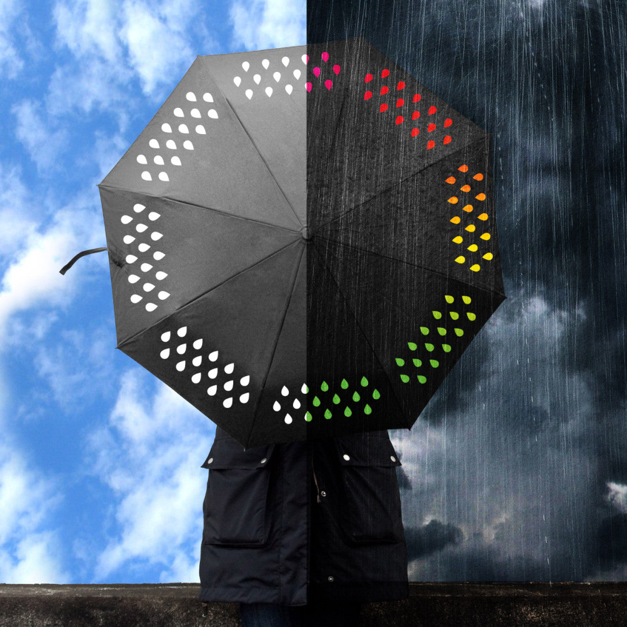 Eine Person hält den Regenschirm Farbwechsel, der von einem blauen Himmel auf der einen Seite zu Regen und einem dunklen Himmel auf der anderen Seite wechselt.