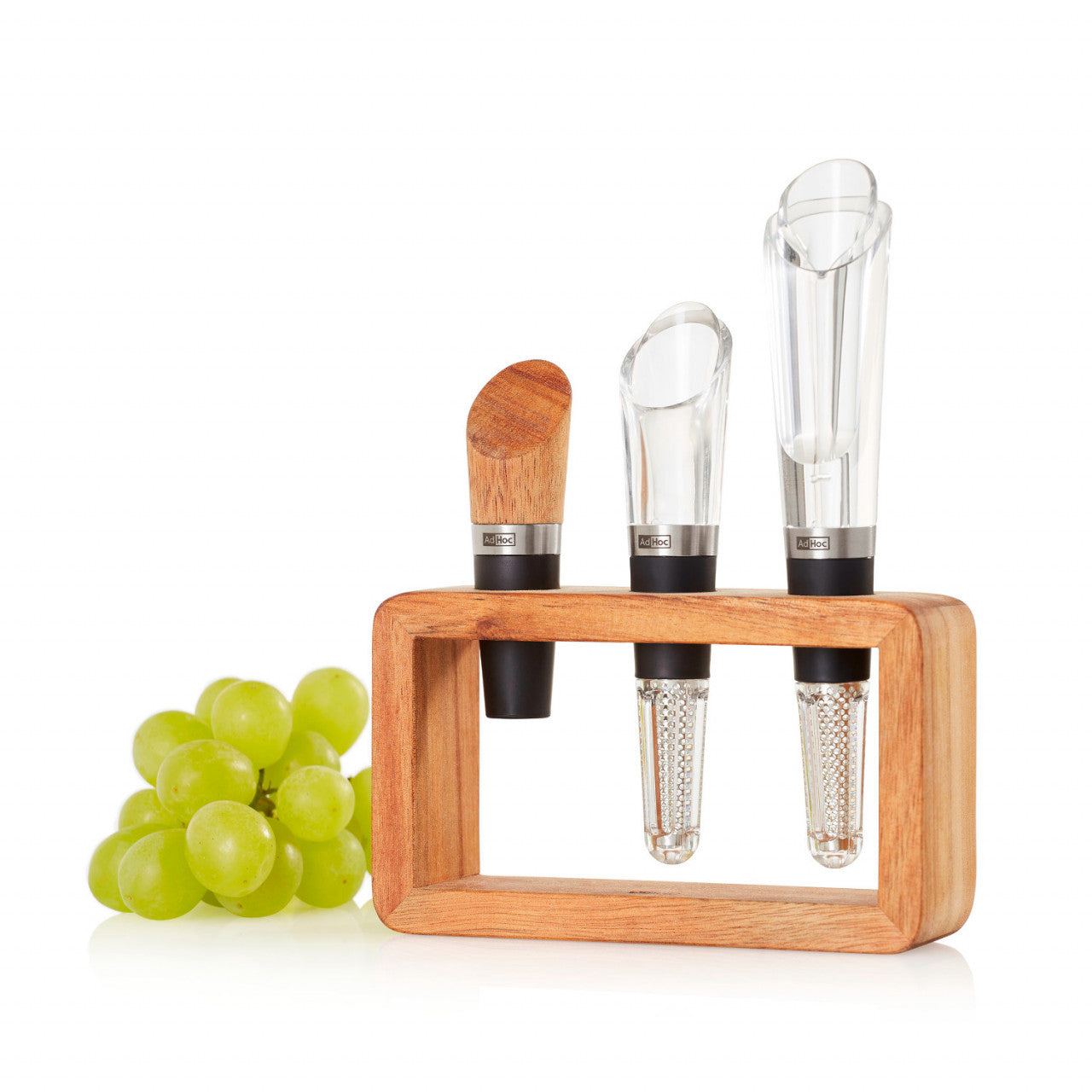 Das Wein-Genießer-Set Vine besteht aus Weinbelüftern und -verschlüssen in einem Holzhalter, präsentiert mit frischen grünen Trauben auf weißem Hintergrund.
