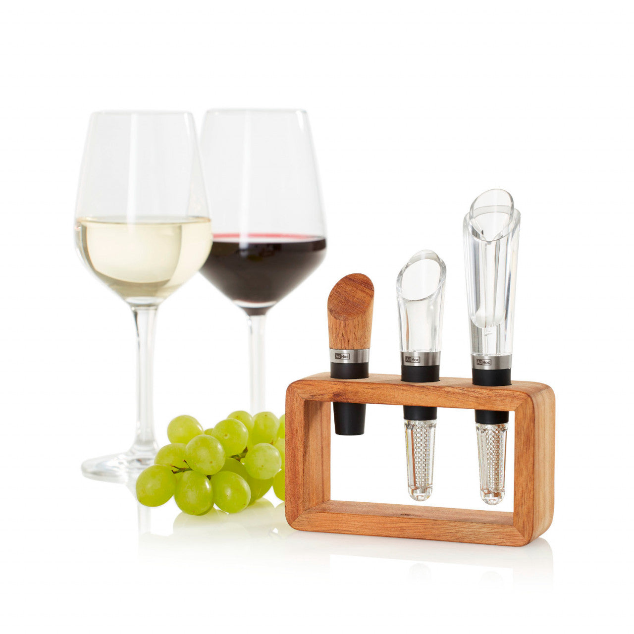 Das Wein-Genießer-Set Vine, bestehend aus einem Wein-Accessoire-Set aus Holz, wird mit zwei Weingläsern und grünen Trauben auf weißem Hintergrund dargestellt.