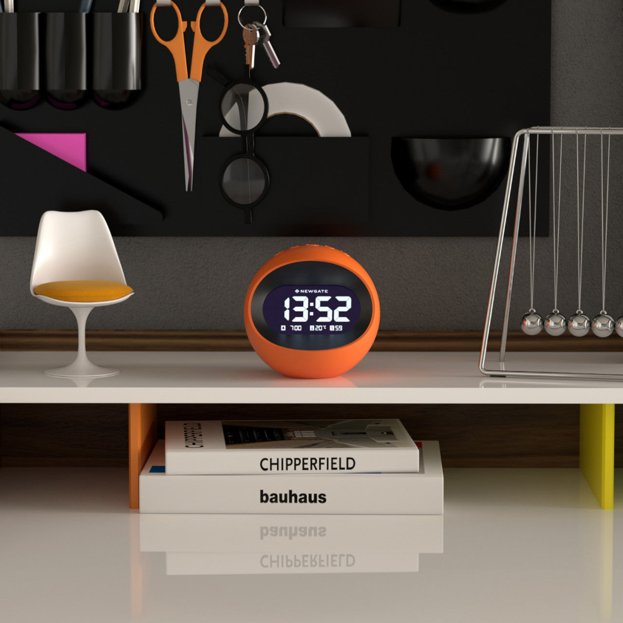 Der LCD-Wecker Zentrum der Erde – Orange zeigt 13:52 auf einem Regal mit Büchern, einem Stuhl und Büromaterial im Hintergrund.