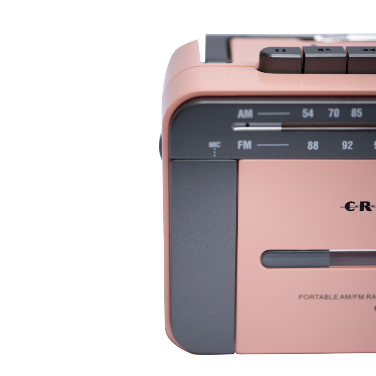 Nahaufnahme des Crosley-Kassettenspielers in Rosa/Grau, mit hervorgehobenem Tuner-Zifferblatt und einem Teil des Bedienfelds.
