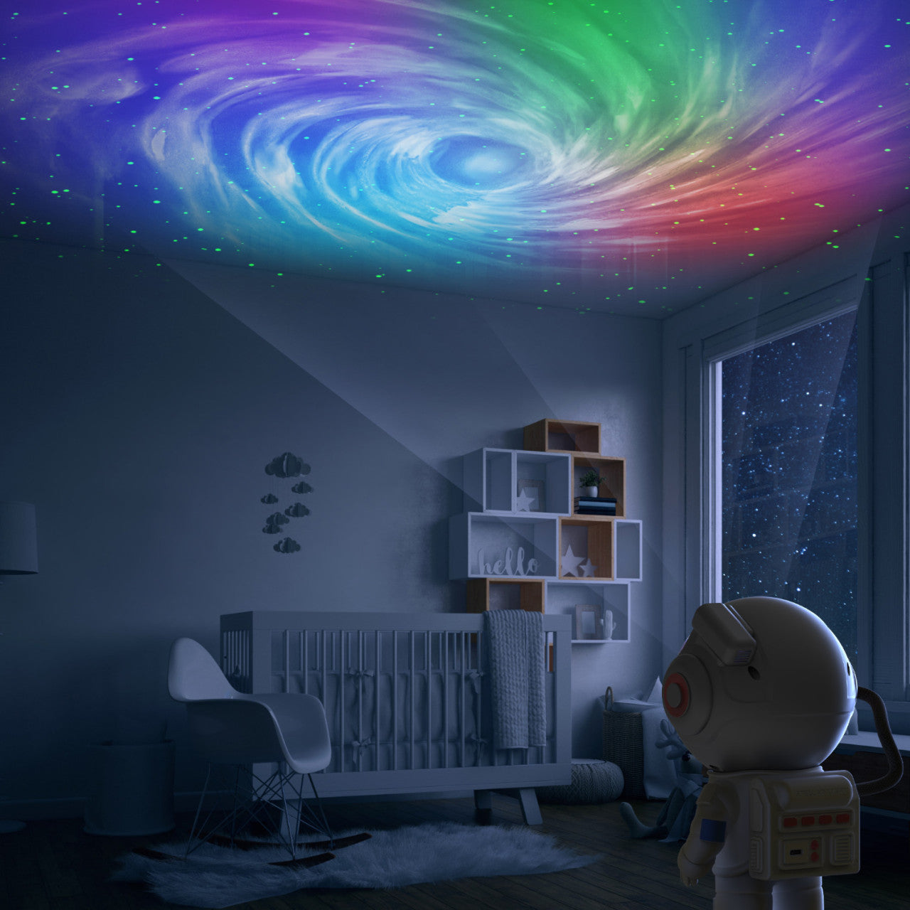 Ein Kind im Astronautenanzug betrachtet eine wirbelnde, bunte Galaxie, die nachts vom Stellar Light – dem neuen Milchstraßen-Projektor – an die Decke des Kinderzimmers projiziert wird.