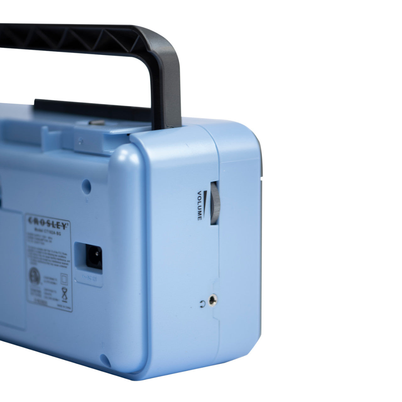 Nahaufnahme des Crosley-Kassettenspielers in Blau/Grau mit schwarzem Griff und sichtbarem Lautstärkeregler.