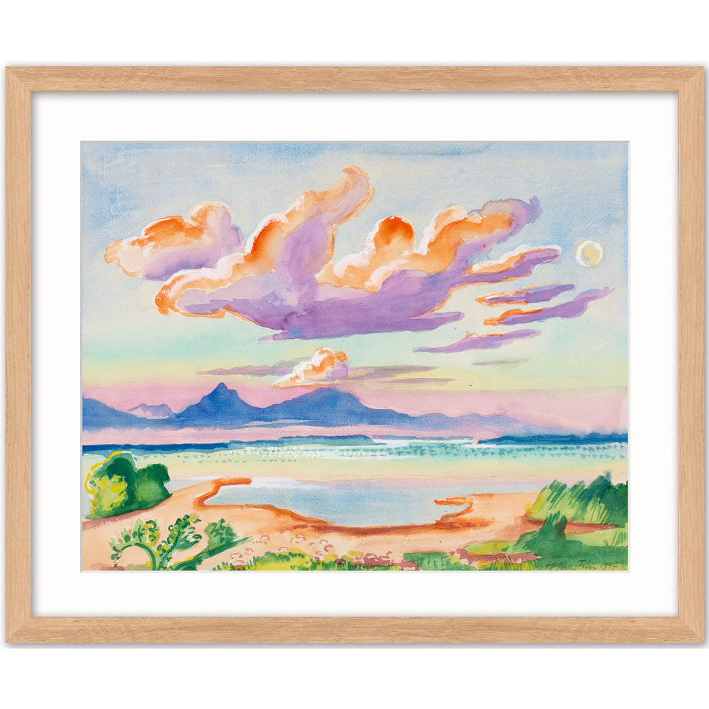 Aquarelllandschaft „Die Wolke, Chiemsee“ (1947) von Max Pechstein mit einem Strand, rosa Wolken, Bergen in der Ferne und viel Grün in einem Rahmen aus Naturholz.