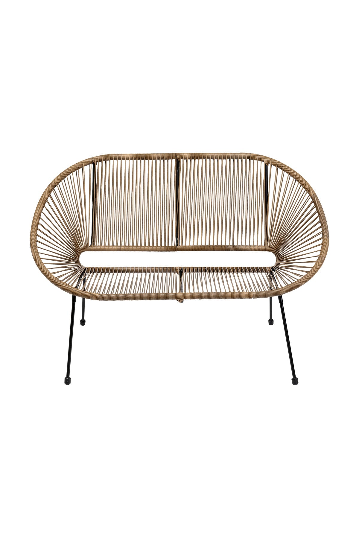 Ein moderne Bank mit einem abgerundeten, offenen Rahmen aus geflochtenem Rattan und schwarzen Metallbeinen.