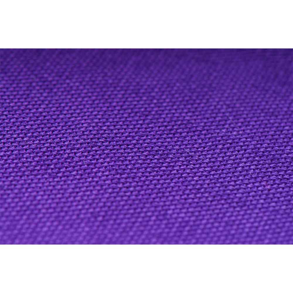 Nahaufnahme eines strukturierten violetten Stoffes mit einem sichtbaren Webmuster.