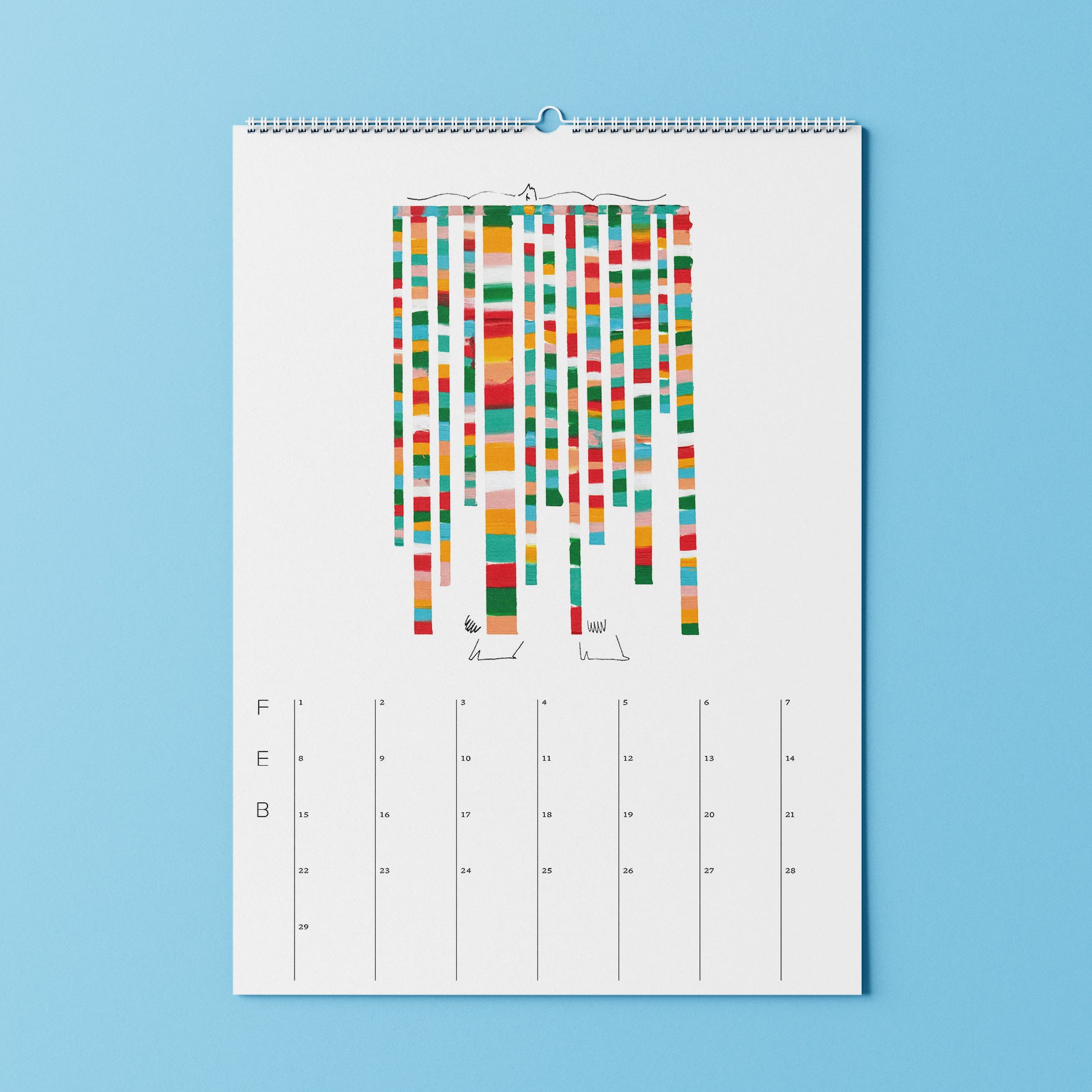 An einer blauen Wand hängt ein farbenfroher abstrakter Kalender für Februar mit vertikalen Streifen und minimalistischer Kunst.