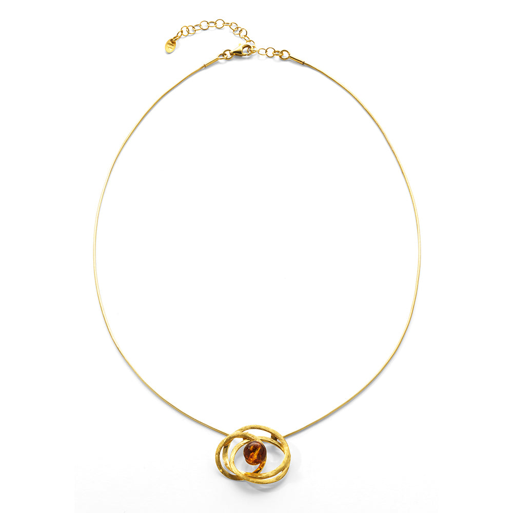 Das Bernsteincollier „Amina“ besteht aus einer dünnen Goldkette mit einem ineinandergreifenden runden Anhänger in der Mitte.