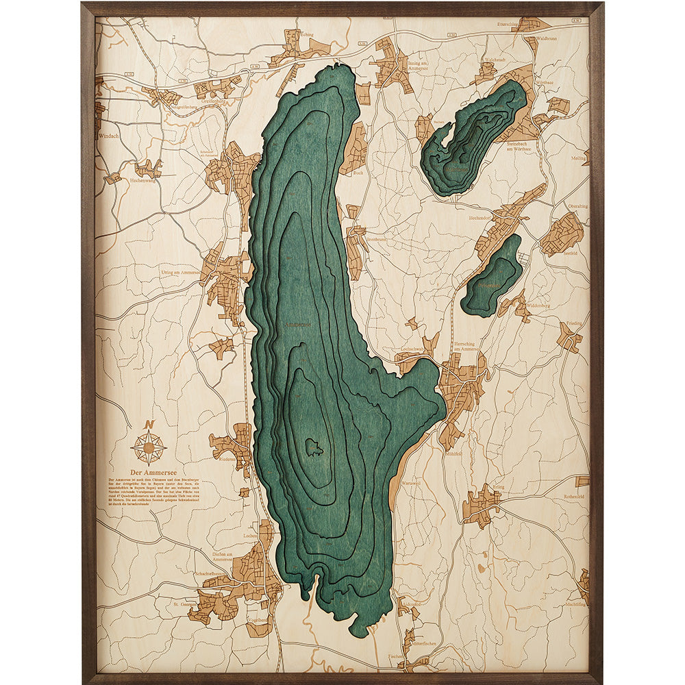 Eine gerahmte topografische Karte mit einem großen, grün-blauen See, umgeben von hellbraunem Land und umrissenen Straßen.