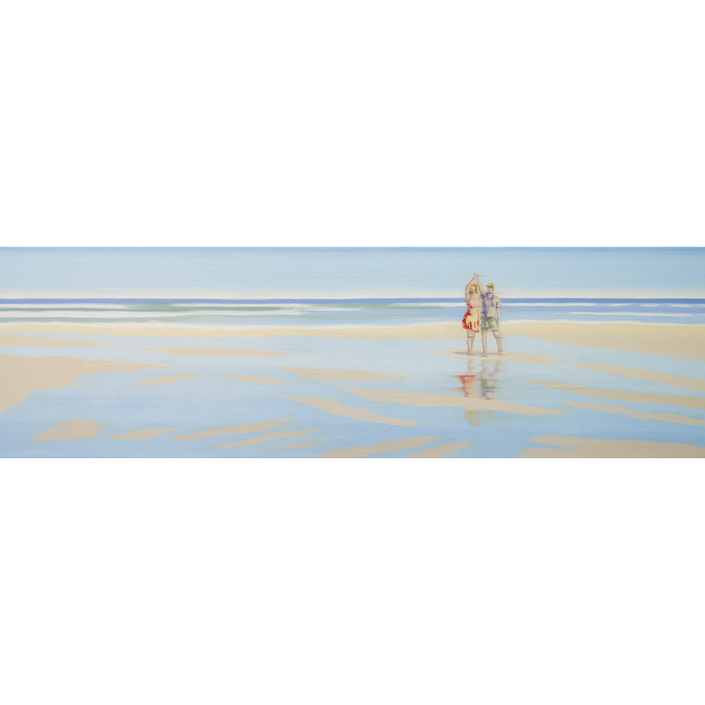 In Anja Strucks „Die Liebe zum Meer“ (2023) schlendern zwei Menschen an einem ruhigen, leeren Strand entlang, ihre Figuren spiegeln sich im nassen Sand unter einem hellblauen Himmel.