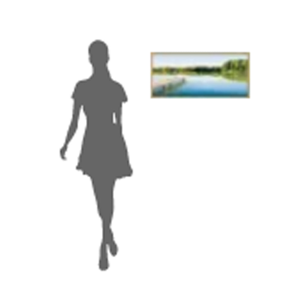 Silhouette einer Frau, die neben dem gerahmten Kunstwerk „Die Natur malt Farben in meinem Herzen“ (2023) von Anja Struck geht, das einen See und Bäume an der Wand zeigt.