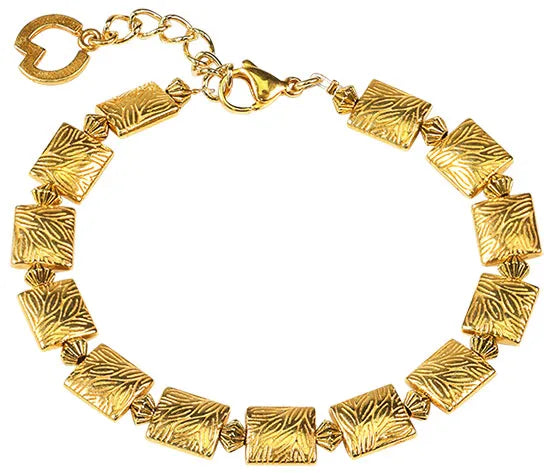 Goldfarbenes Armband mit rechteckigen, strukturierten Perlen und einem herzförmigen Anhänger an der Schließe.