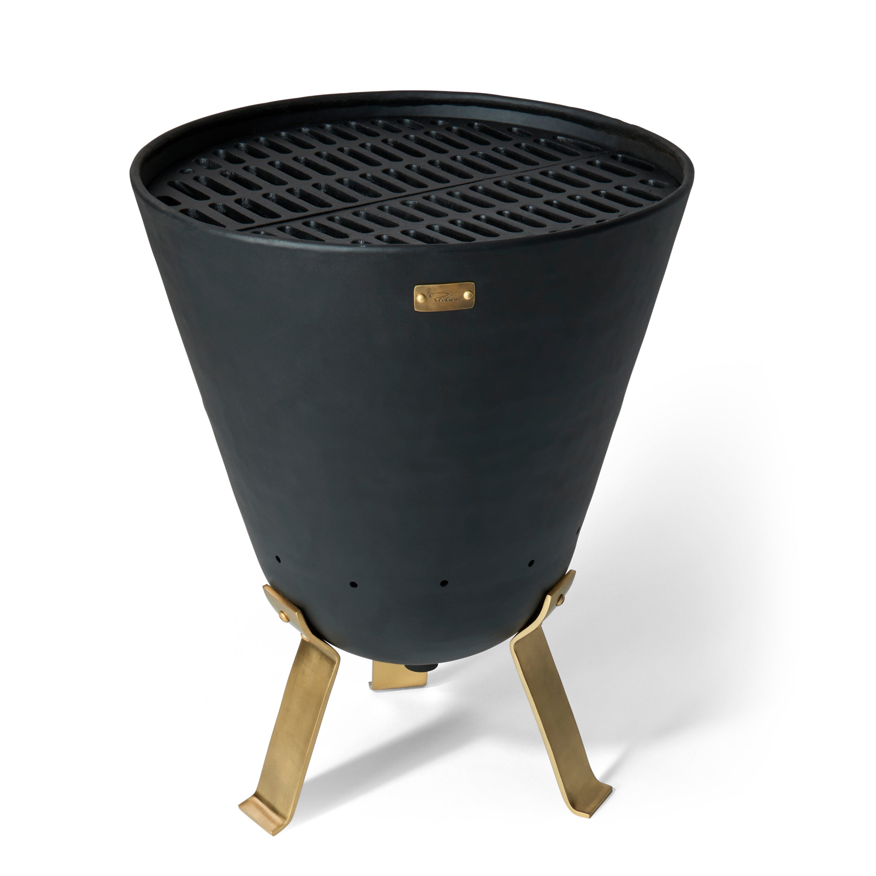 Schwarzer Holzkohlegrill mit goldenen Stativbeinen und einer belüfteten Grillplatte, abgebildet auf weißem Hintergrund.