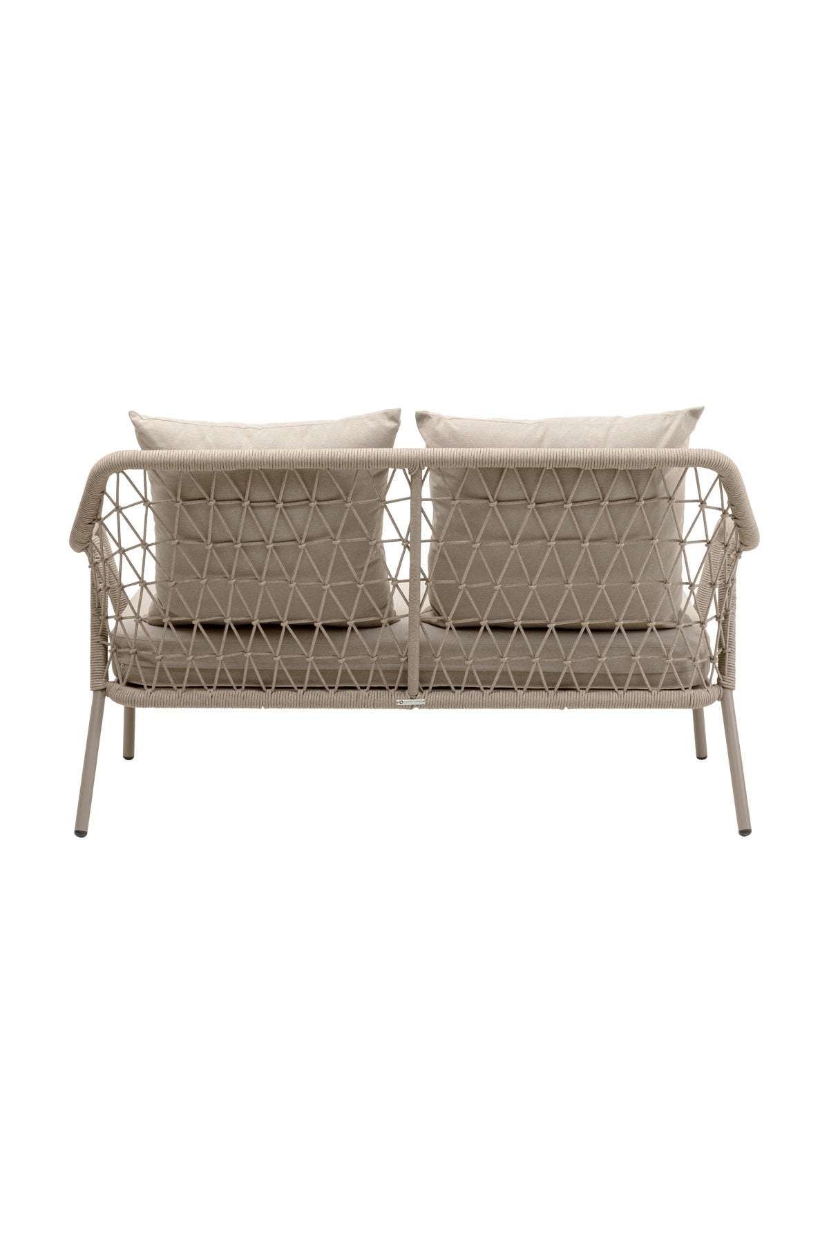 Beigefarbenes Outdoor-Sofa mit gewebter, rautenförmiger Rückenlehne, Metallgestell und zwei großen, passenden Kissen, fotografiert vor weißem Hintergrund.