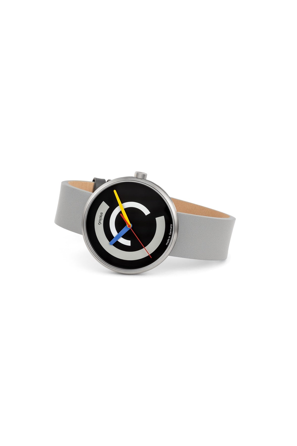 Eine moderne Armbanduhr mit grauem Band, schwarzem runden Zifferblatt und abstrakten geometrischen Zeigern und Markierungen in Weiß, Gelb, Blau und Rot.