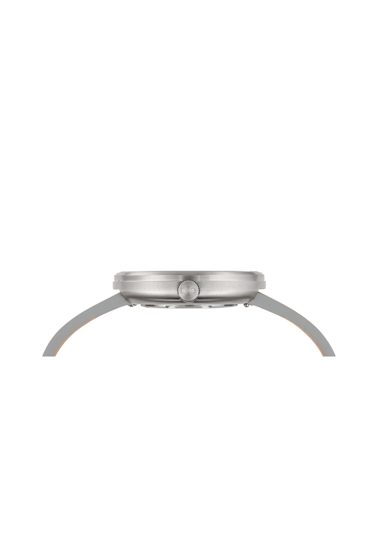 Seitenansicht einer Armbanduhr mit einem runden, silbernen Metallgehäuse und einer Krone, die an einem hellen Armband befestigt ist, dargestellt vor einem weißen Hintergrund.