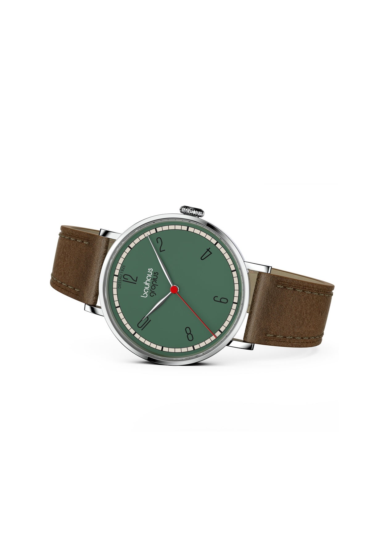 Eine Armbanduhr mit grünem Zifferblatt, minimalistischen schwarzen Ziffern, rotem Sekundenzeiger, silbernem Gehäuse und braunem Lederarmband, die schräg auf einem weißen Hintergrund steht.