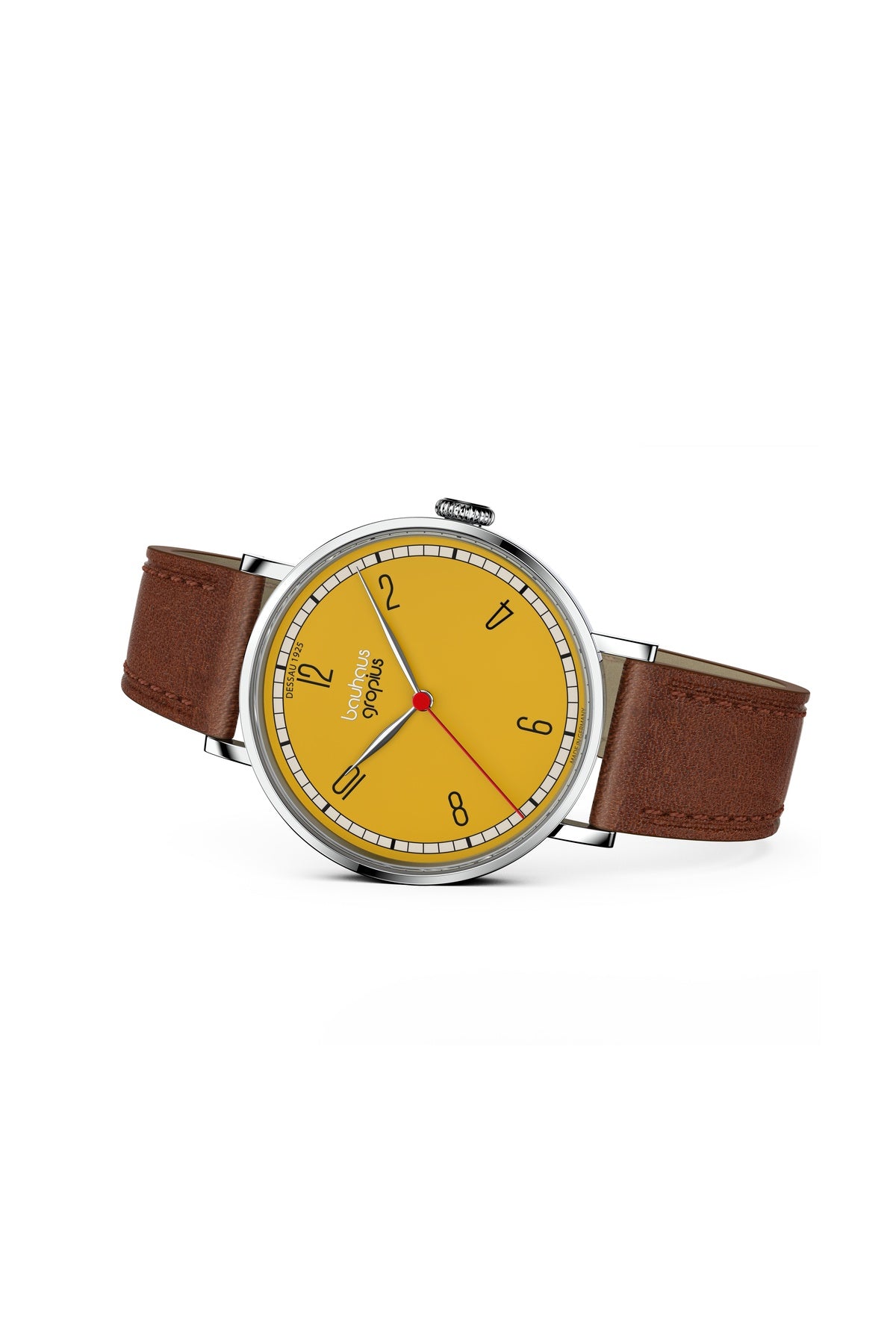 Eine Armbanduhr mit gelbem Zifferblatt, schwarzen arabischen Ziffern, rotem Sekundenzeiger, silbernem Gehäuse und braunem Lederarmband vor weißem Hintergrund.