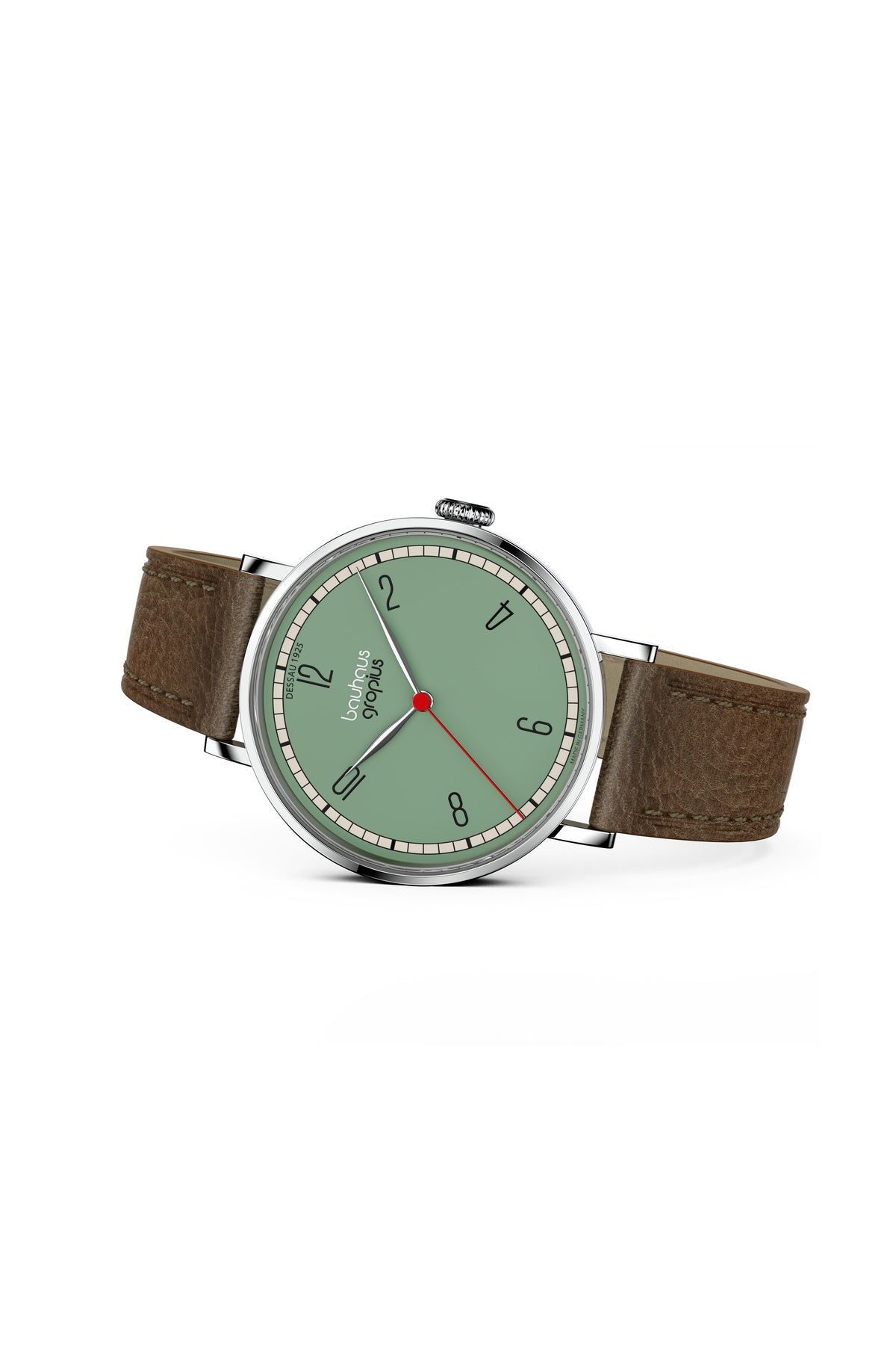 Eine Armbanduhr mit grünem Zifferblatt, schwarzen Ziffern, rotem Sekundenzeiger und braunem Lederarmband auf weißem Hintergrund.