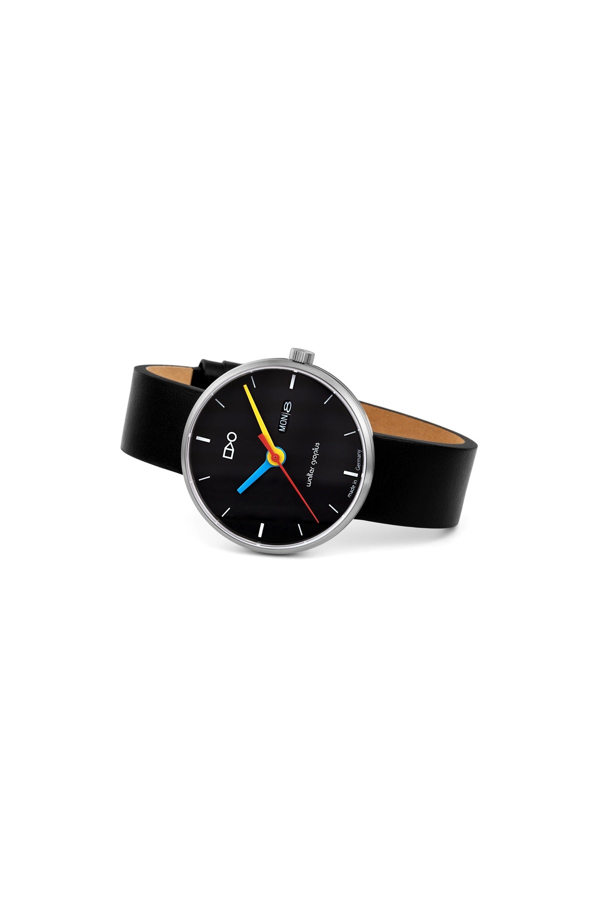 Minimalistische Armbanduhr mit schwarzem Zifferblatt, weißen Stundenmarkierungen, rotem Sekundenzeiger, gelbem Minutenzeiger, blauem Stundenzeiger und schwarzem, schräg gestelltem Lederarmband.