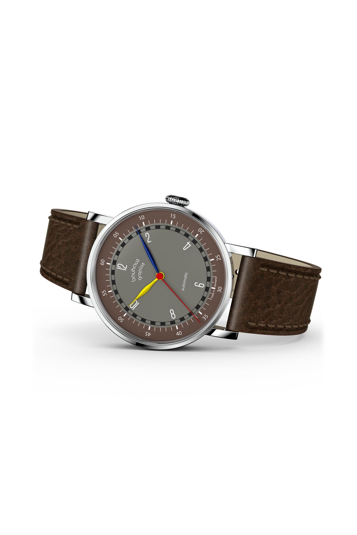 Armbanduhr mit braunem Lederarmband, grauem Zifferblatt, gelben und blauen Zeigern und minimalistischen Stundenmarkierungen auf weißem Hintergrund.