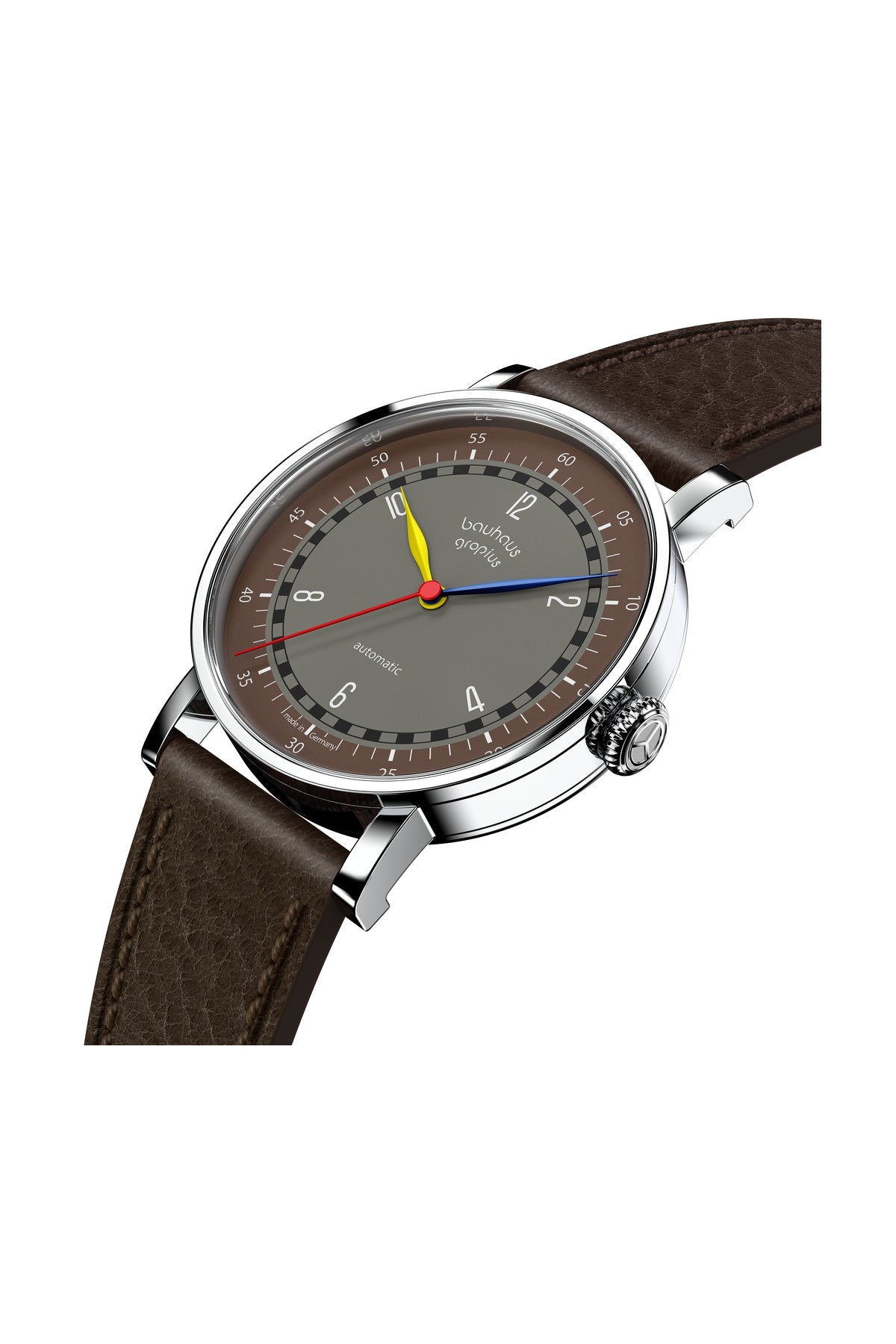 Eine schräg fotografierte Armbanduhr mit braunem Lederarmband, grauem und braunem Zifferblatt, silbernem Gehäuse und gelbem Sekundenzeiger.