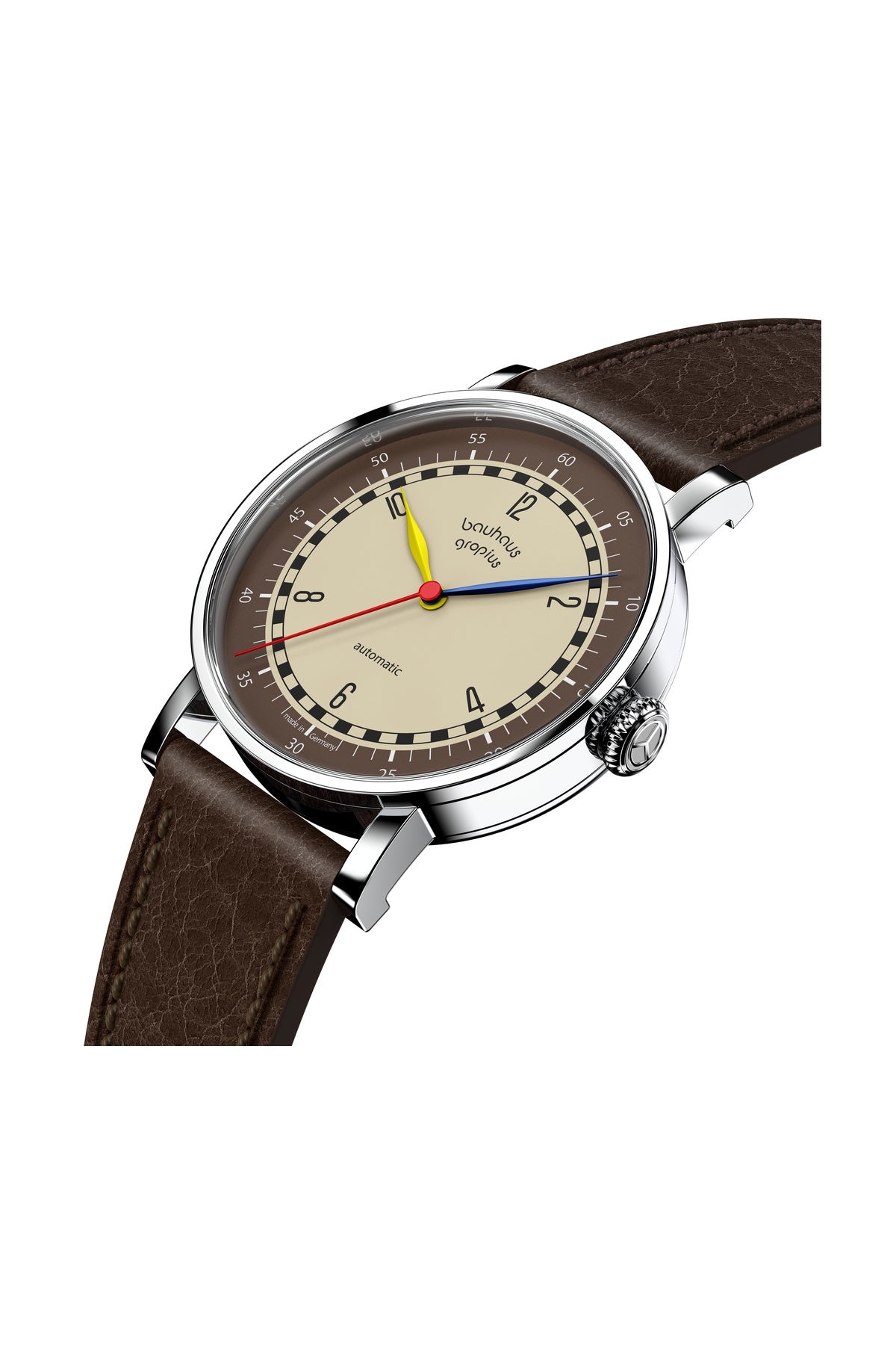 Eine Armbanduhr mit beige-braunem Zifferblatt, roten und gelben Zeigern, einem Gehäuse aus Edelstahl und einem braunen Lederarmband ist schräg abgebildet.