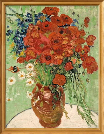 Eine Vase mit leuchtend roten, weißen und blauen Blumen auf einem runden Tisch vor einem grünen Hintergrund, in einem goldenen Rahmen.