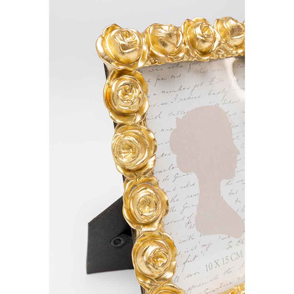 Goldener Fotorahmen mit Rosenmuster und Ständer, der eine Karte mit Silhouette und kursiver Schrift hält.