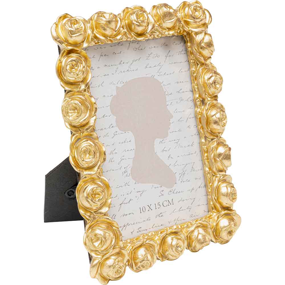 Goldfarbener, rosenverzierter Bilderrahmen mit einer Silhouette und einem Hintergrund in Schreibschrift.