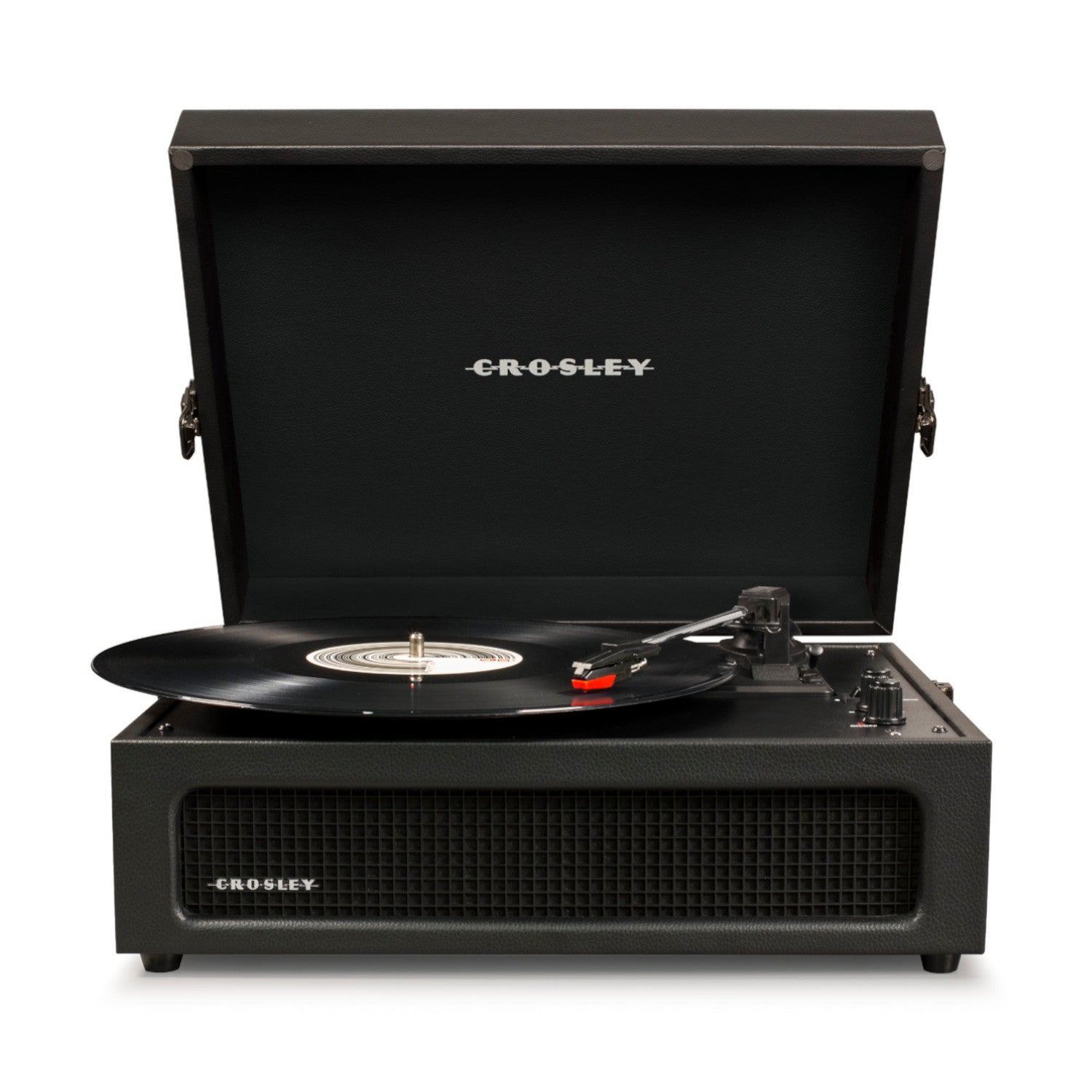 Schwarzer Crosley-Plattenspieler mit offenem Deckel, der eine Schallplatte abspielt, von vorne gezeigt.