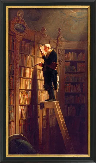 Ein Mann steht auf einer Leiter in einer großen Bibliothek, liest ein Buch und ist von hohen Bücherregalen umgeben.