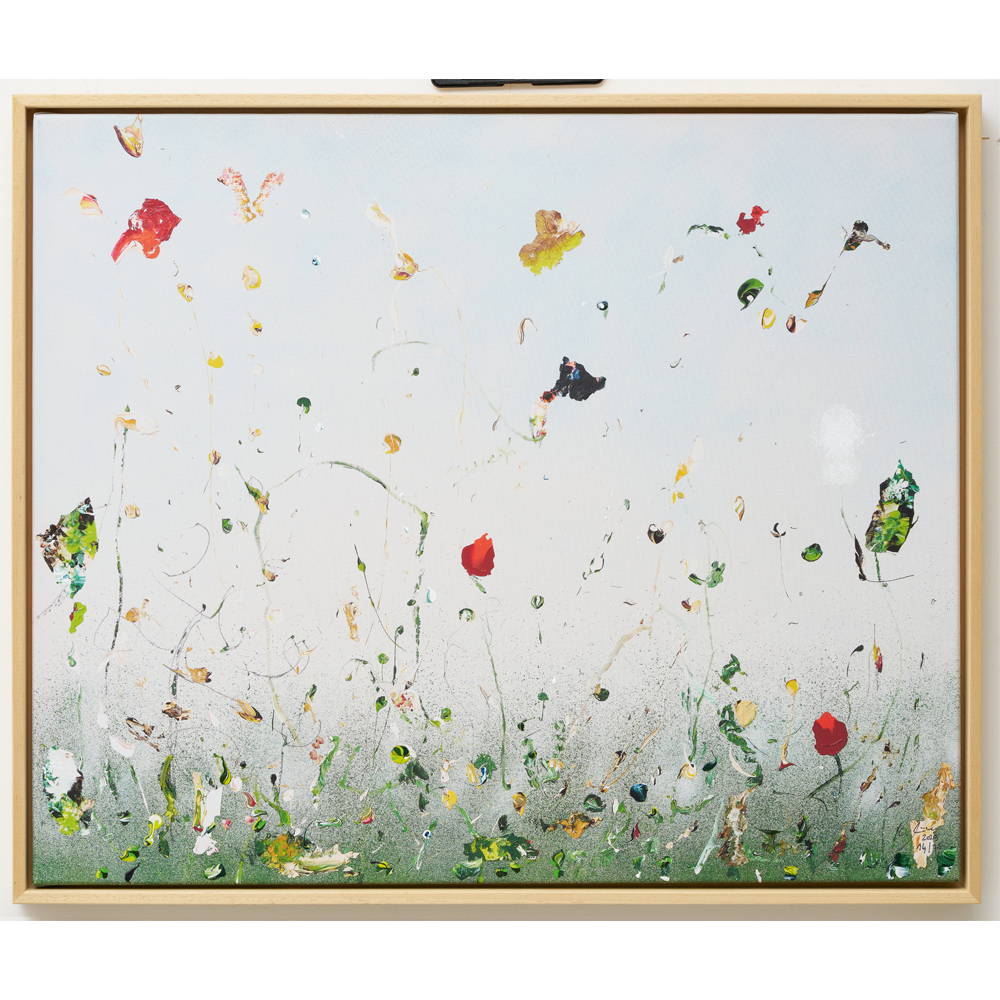 Christine Müller: Bild „Hommage à Debussy (Bijan) – Jubiläums-Edition“ (2020, serielles Unikat), gerahmt – abstrakte von Wildblumen Darstellung in Grün, Rot und Gelb auf hellem Hintergrund.