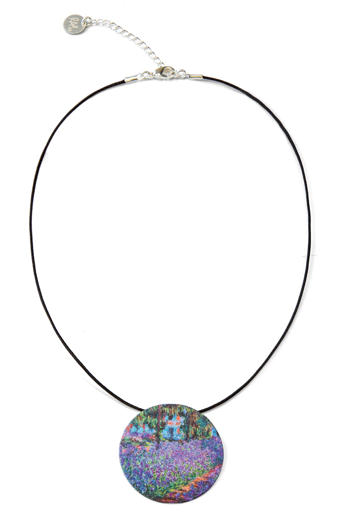 Eine schwarze Kordelkette mit einem runden Anhänger, der ein impressionistisches Gemälde eines bunten Blumenfeld zeigt.