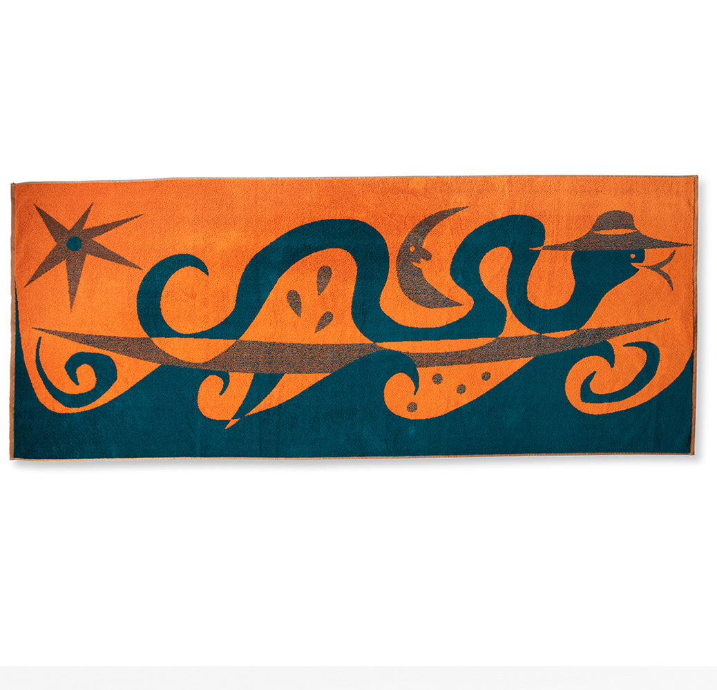 Orangefarbenes Handtuch mit einem dunkelblauen abstrakten Schlangen-, Stern- und Halbmonddesign; die Schlange trägt einen Hut.