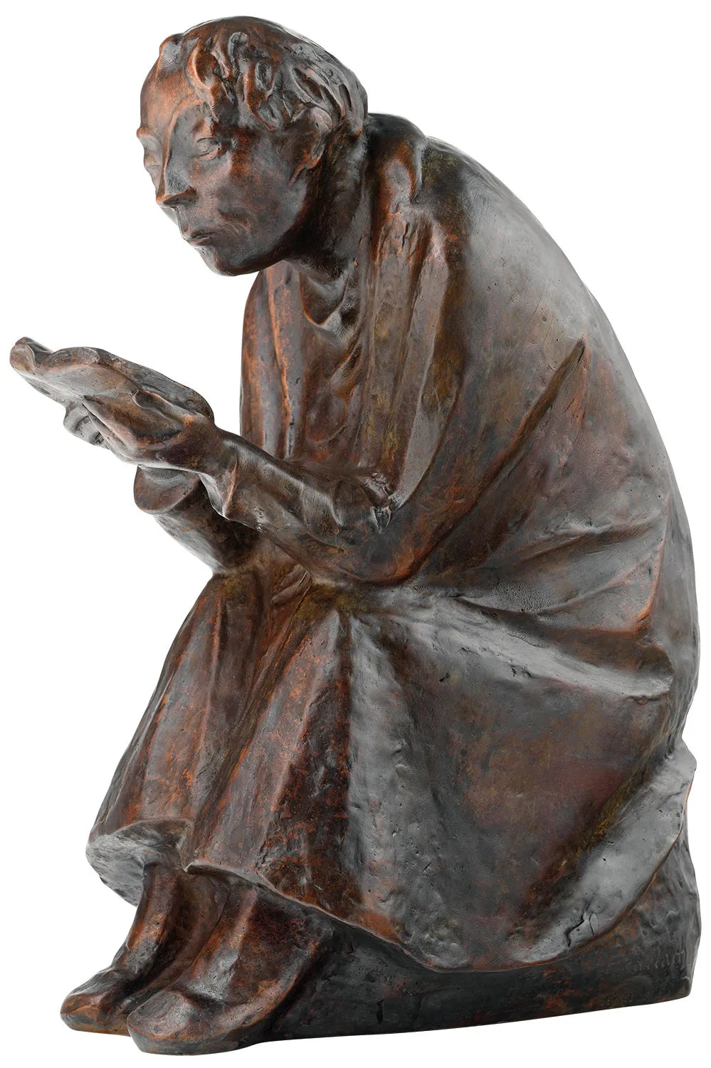 Bronzeskulptur einer sitzenden Person in einem Gewand, die ein kleines Buch in den Händen hält und aufmerksam liest.