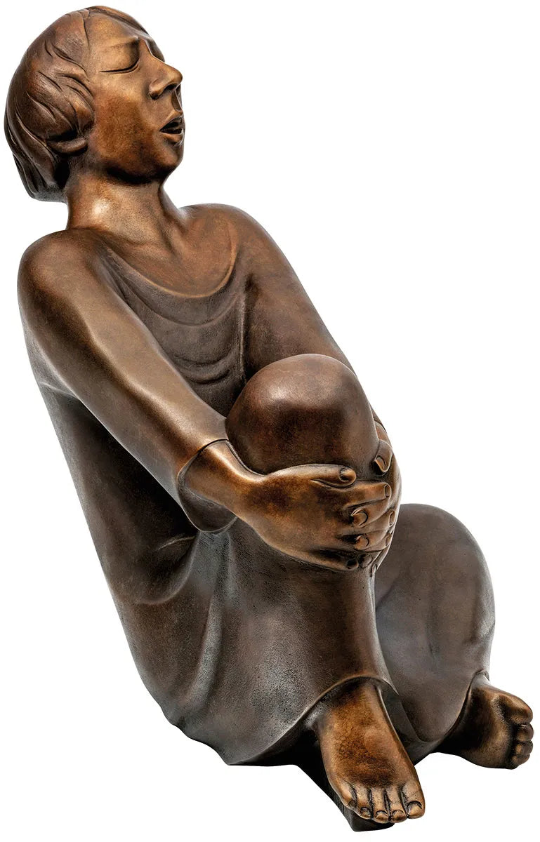Bronzeskulptur eines sitzenden Manns mit geschlossenen Augen, die ein Knie an die Brust hält.