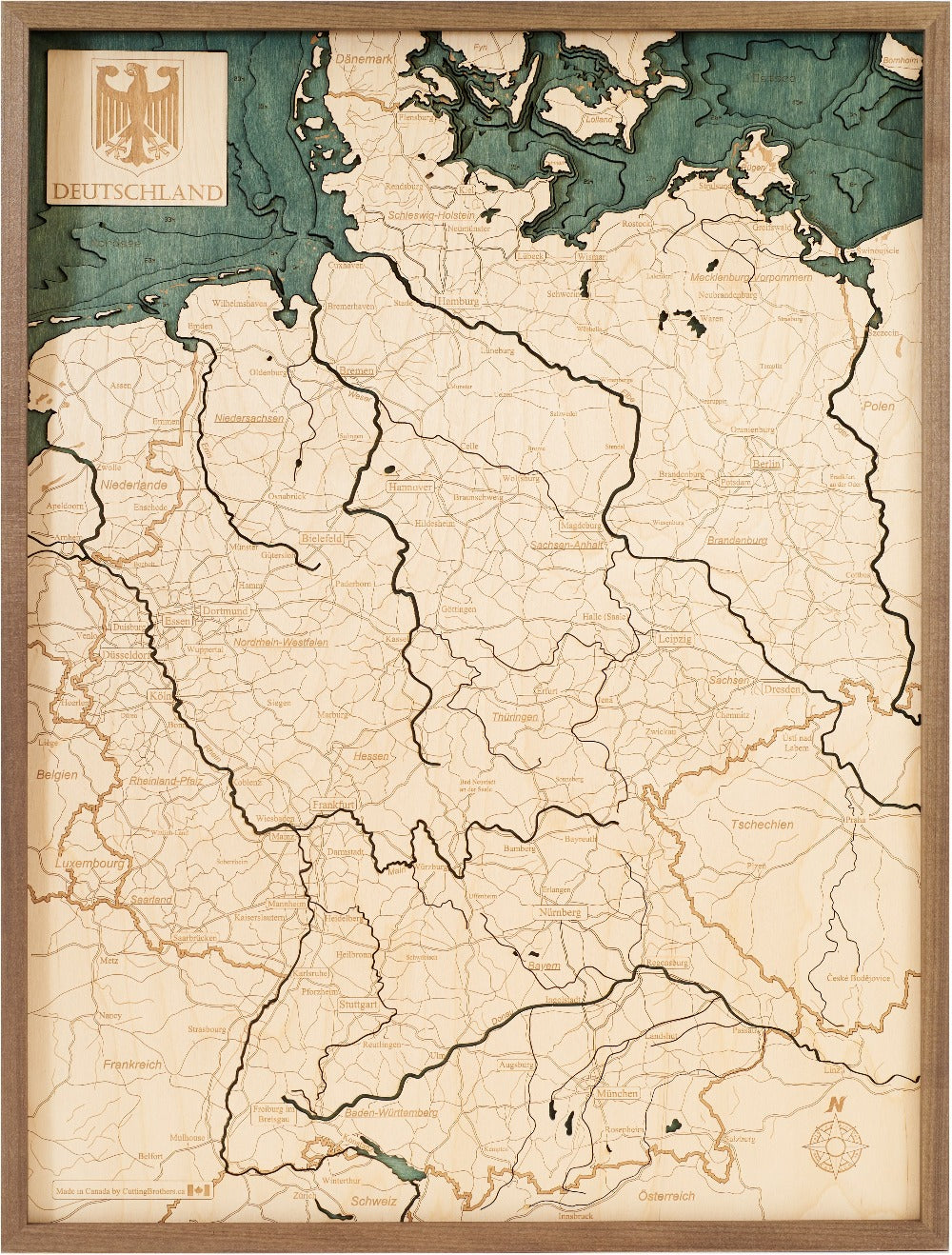 Hölzerne Deutschlandkarte mit eingravierten Grenzen, Städten, Straßen und einem Deutschlandwappen in der oberen linken Ecke.