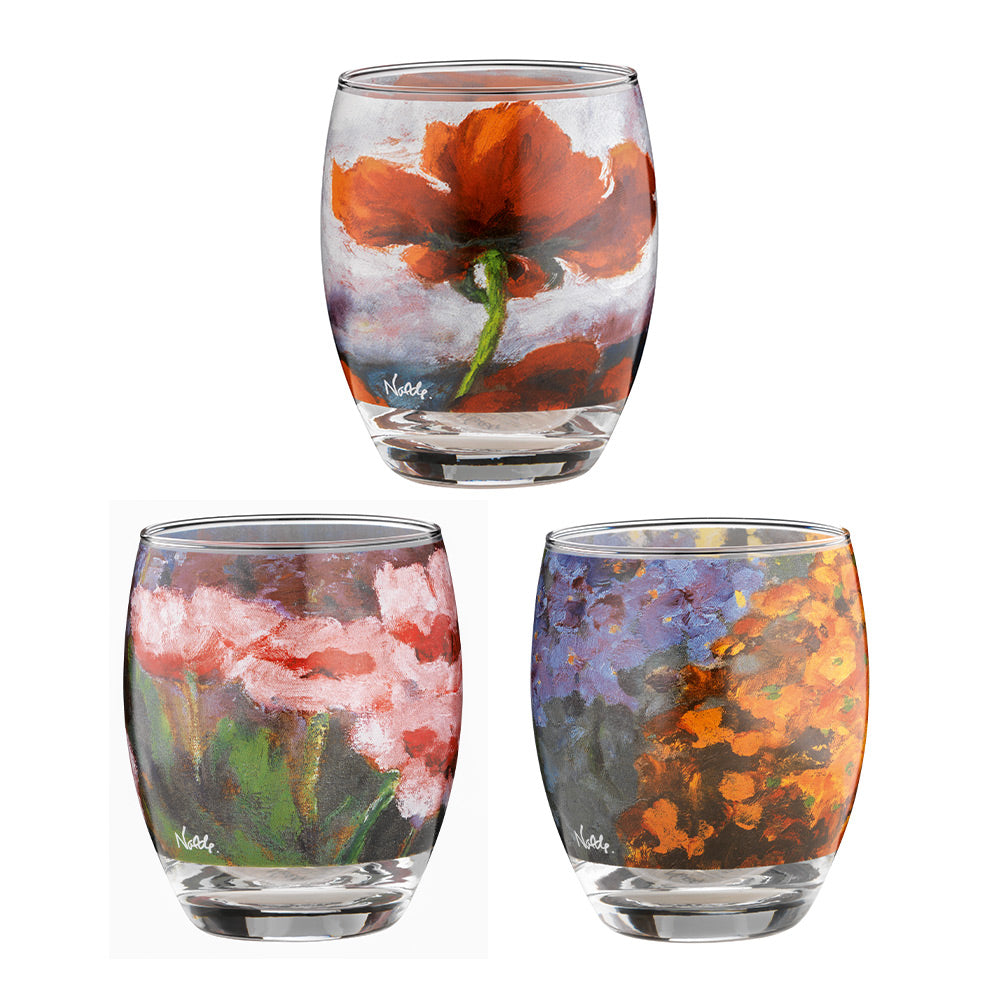 Set mit drei Teelichthaltern „Blumen“ von Emil Nolde. Jedes Stielglas ist mit handgemalten Blumenmustern in Rot, Rosa und Lila-Orange versehen.