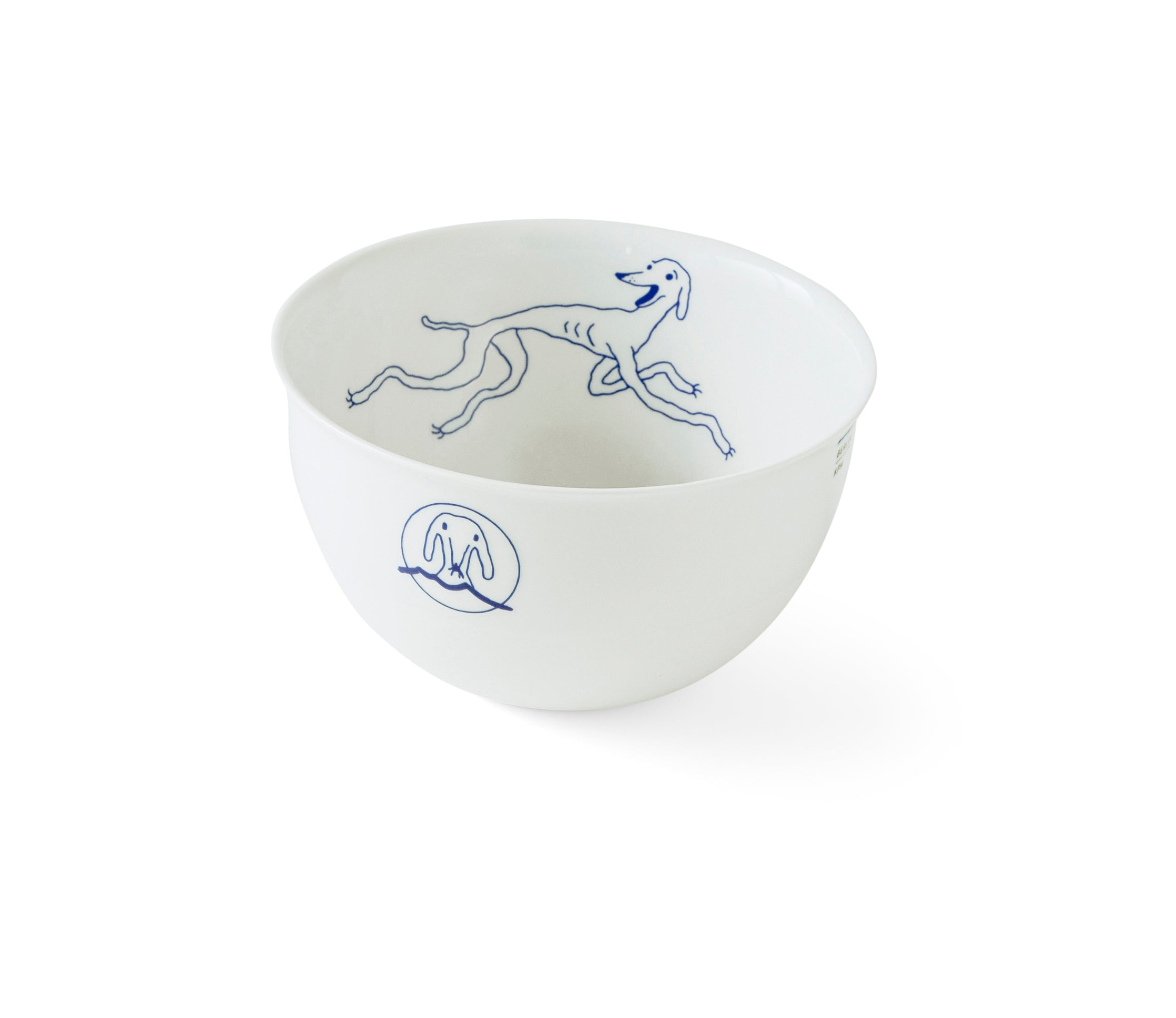Handgefertigte Porzellan-Schale „Biche und Superbe“ mit blauer Zeichnung eines laufenden Hundes innen und blauem Logo außen.