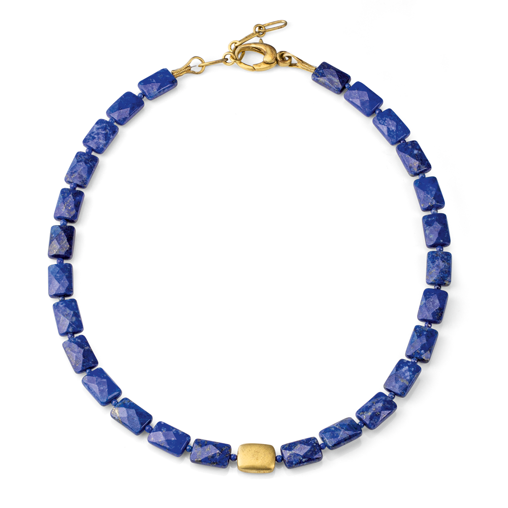 Das Schmuckset „Falling Star“ ist eine Halskette mit blauen rechteckigen Perlen, einer einzelnen Goldperle und einem Goldverschluss.