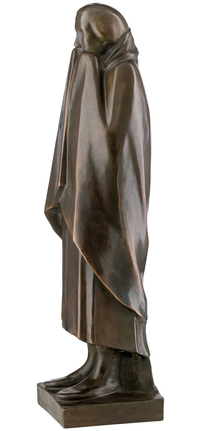 Bronzestatue einer stehenden, verhüllten Figur mit bedecktem Kopf und drapiertem Gewand.