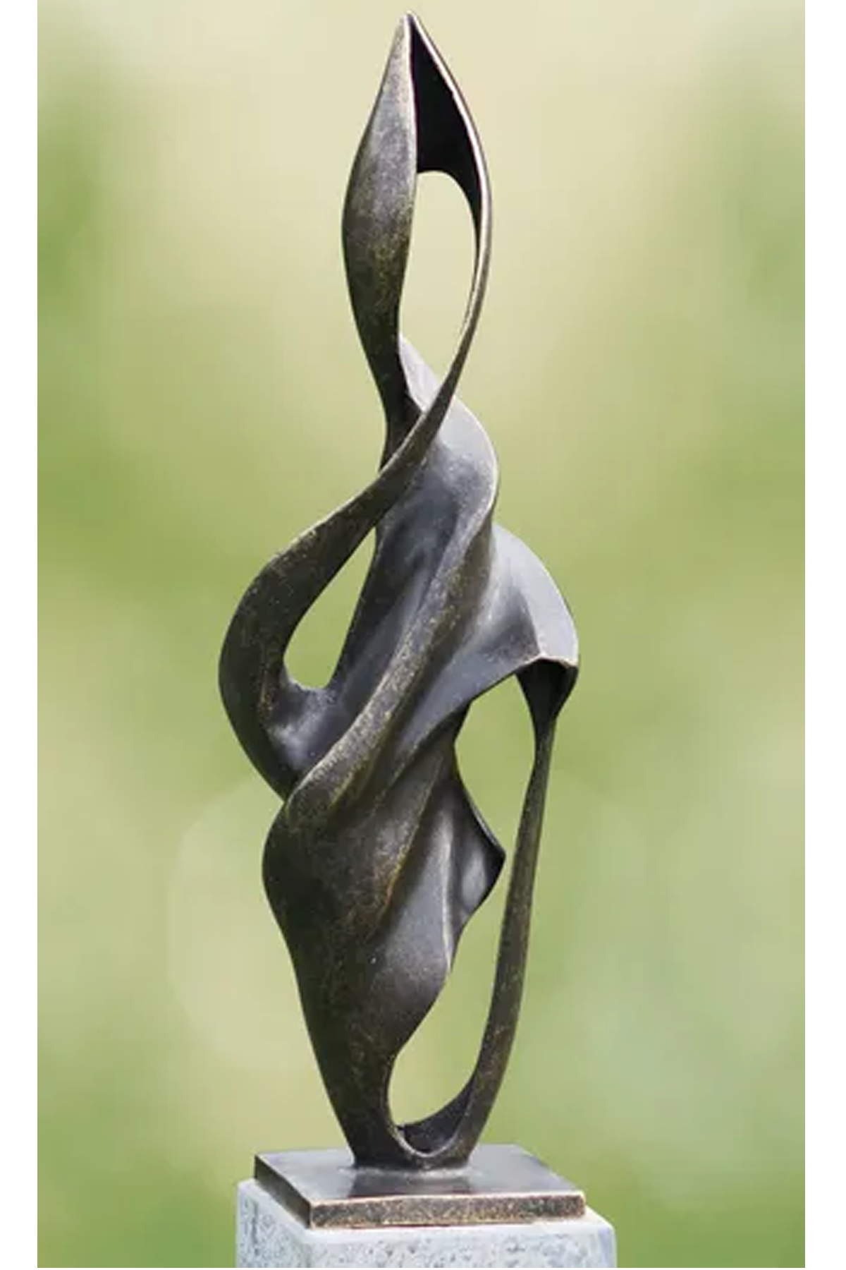 Abstrakte Bronzeskulptur mit gewundenen, fließenden Formen, montiert auf einem rechteckigen Steinsockel, vor einem verschwommenen grünen Hintergrund.